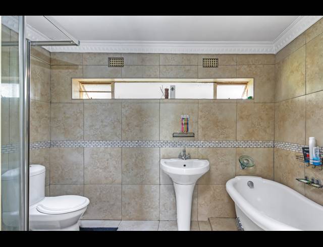 4 BEDROOM FREEHOLD FOR SALE IN BRAMLEY